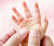 Как развивать пальчики ребенка до года