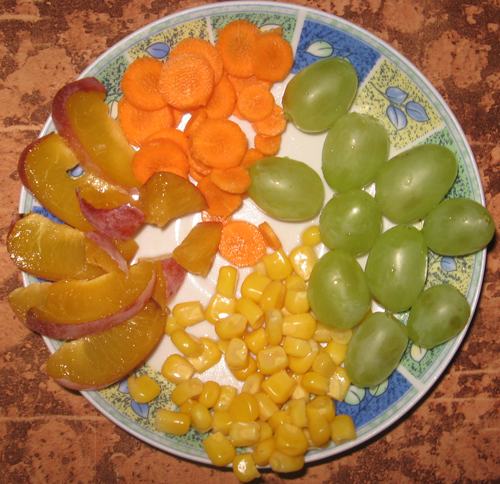 фрукты и овощи на тарелке