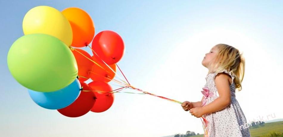 девочка с воздушными шарами