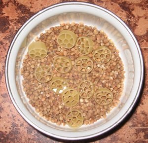 гречка с макаронами в кастрюле