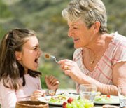 кормление ребенка с ложки