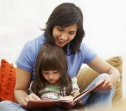 мама с ребенком читает книгу