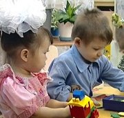 мальчик и девочка играют