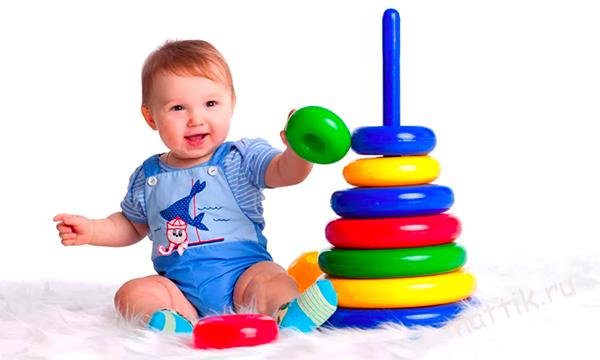 ребенок играет с пирамидкой