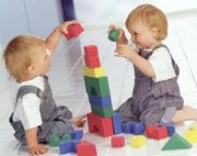 дети строят небоскреб