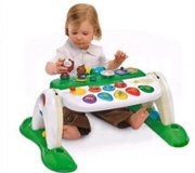 ребенок играет с пультом