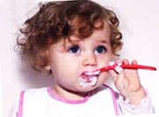 ребенок кушает ложкой