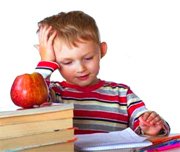 мальчик думает над книгой
