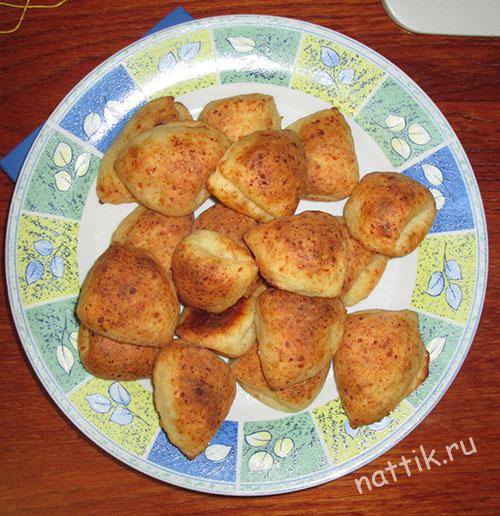 печенье творожное на тарелке