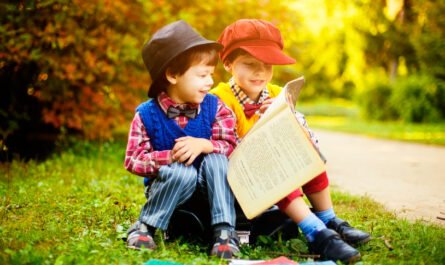 дети читают книгу