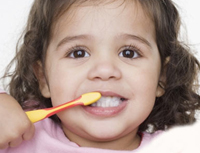 ребенок чистит зубы