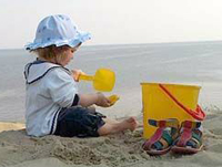 ребенок играет на песке