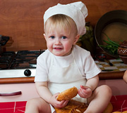 Как развлечь ребенка, пока вы готовите на кухне