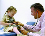 врач слушает ребенка