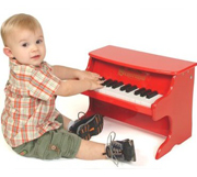 ребенок за фортепиано