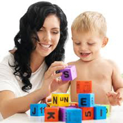 мама показывает буквы на кубиках ребенку