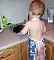 ребенок моет посуду