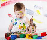 ребенок рисует красками
