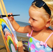 ребенок рисует красками