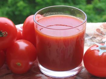 томатный сок в стакане