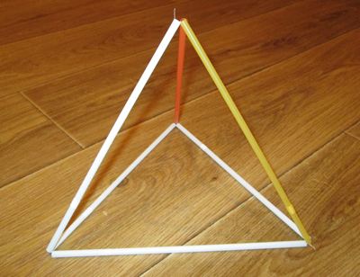 пирамида из трубочек