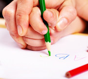 рука ребенка держит карандаш