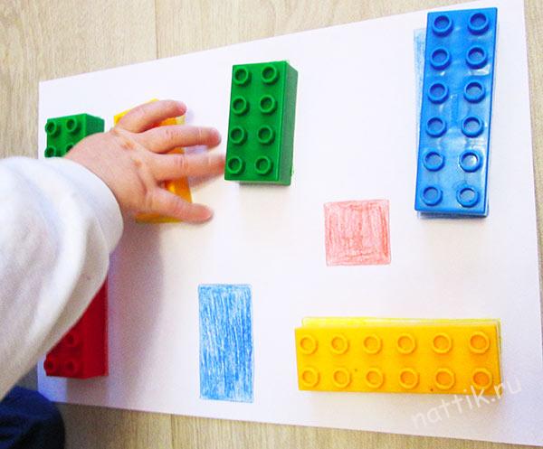 ребенок подбирает детали конструтора по размеру и цвету