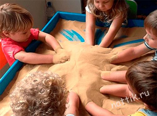 археологи - дети играют с песком