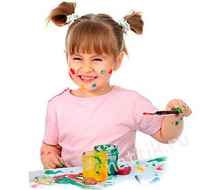 девочка играет с красками