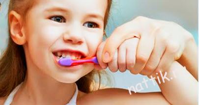 ребенок чисти зубы зубной щеткой